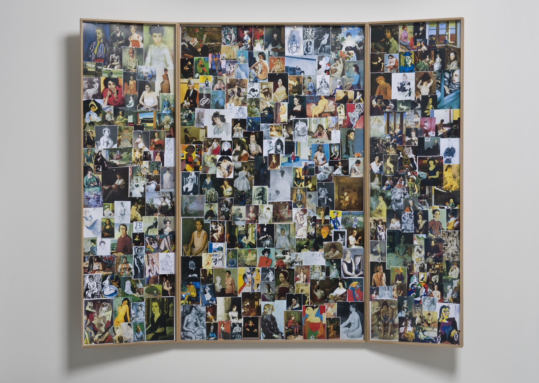 Hans-Peter Feldmann, Triptychon Sitzende Frauen, vor 2007, Offset- und Digitaldrucke, Pinnnadeln, in Klapprahmen, 165 x 210 cm, Ursula Feldmann – Hans-Peter-Feldmann Estate, © VG Bild-Kunst, Bonn 2025